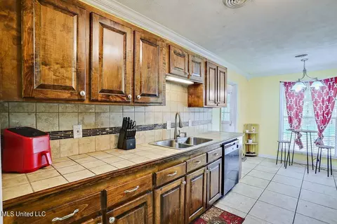 Kitchen - 365 Lynwood Ln, Jackson, MS 39206 photo 1 of 2