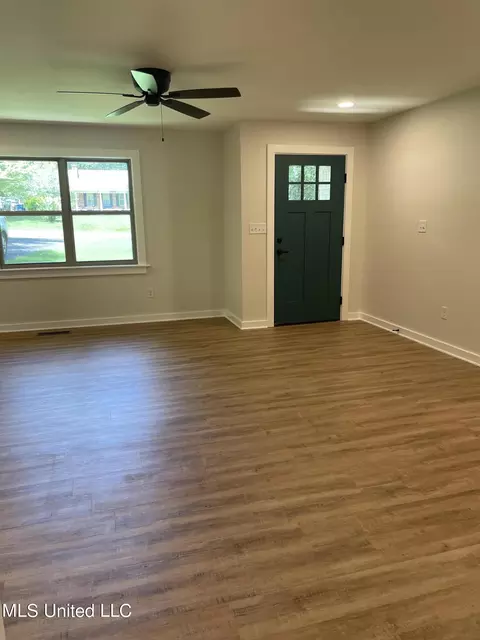 Living - 1405 N Thunderbird, Hernando, MS 38632 photo 1 of 2