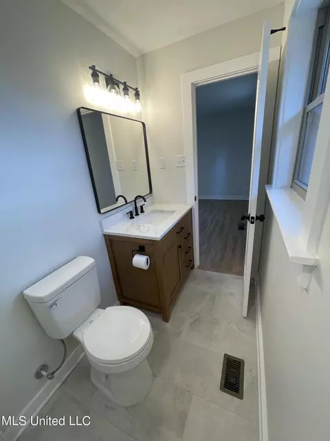 Bath - 1405 N Thunderbird, Hernando, MS 38632 photo 2 of 4