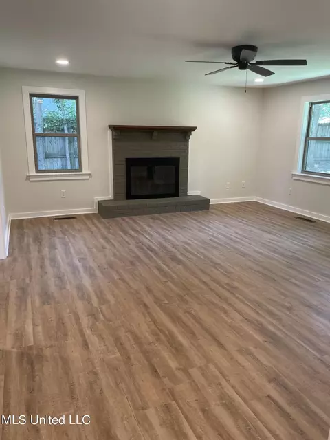 Living - 1405 N Thunderbird, Hernando, MS 38632 photo 2 of 2