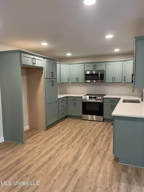 Kitchen - 1405 N Thunderbird, Hernando, MS 38632 photo 3 of 3