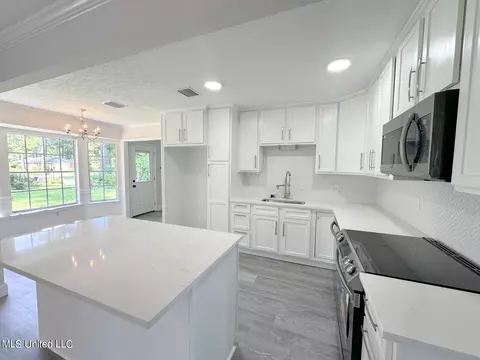 Kitchen - 710 Woodhill Rd, Jackson, MS 39206 photo 2 of 3