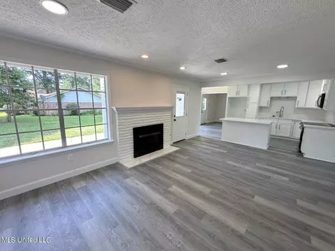 Living - 710 Woodhill Rd, Jackson, MS 39206 photo 1 of 3