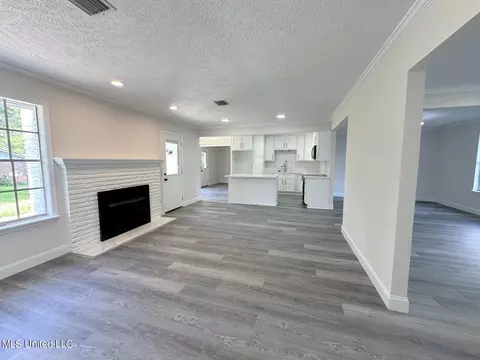 Living - 710 Woodhill Rd, Jackson, MS 39206 photo 2 of 3