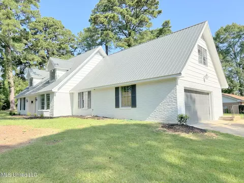 Exterior - 710 Woodhill Rd, Jackson, MS 39206 photo 3 of 5