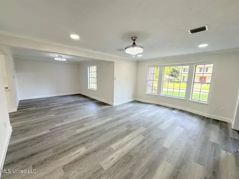 Living - 710 Woodhill Rd, Jackson, MS 39206 photo 3 of 3