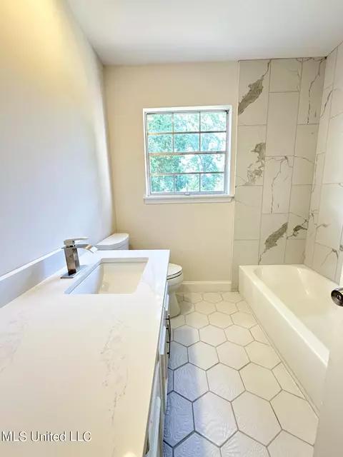 Bath - 710 Woodhill Rd, Jackson, MS 39206 photo 4 of 5