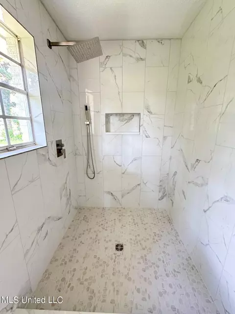 Bath - 710 Woodhill Rd, Jackson, MS 39206 photo 2 of 5