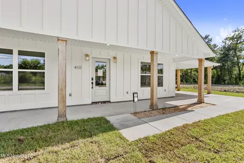410 Wainwright St, Waveland, MS 39576