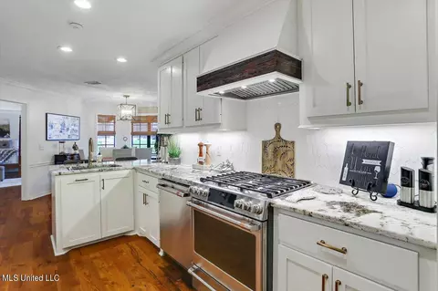 Kitchen - 209 Coachmans Rd, Madison, MS 39110 photo 2 of 4