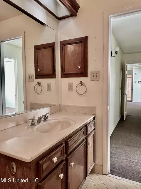 Bath - 5120 Harrow Dr, Jackson, MS 39211 photo 4 of 4