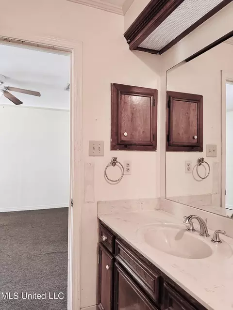 Bath - 5120 Harrow Dr, Jackson, MS 39211 photo 2 of 4