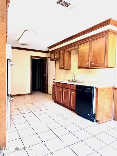 Kitchen - 5120 Harrow Dr, Jackson, MS 39211 photo 3 of 3