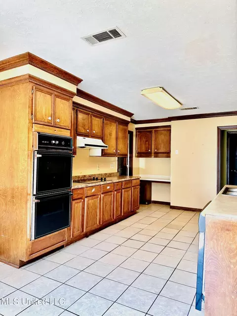 Kitchen - 5120 Harrow Dr, Jackson, MS 39211 photo 2 of 3