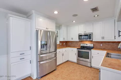 Kitchen - 300 Briars Bnd, Brandon, MS 39042 photo 1 of 3