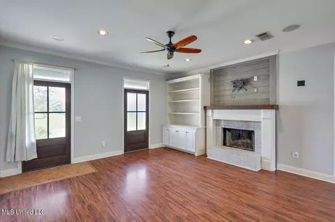 Living - 300 Briars Bnd, Brandon, MS 39042 photo 3 of 4