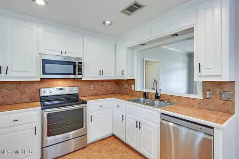 Kitchen - 300 Briars Bnd, Brandon, MS 39042 photo 2 of 3