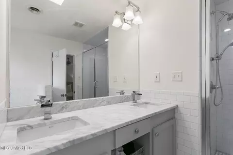 Bath - 4626 E Cheryl Dr, Jackson, MS 39211 photo 2 of 4