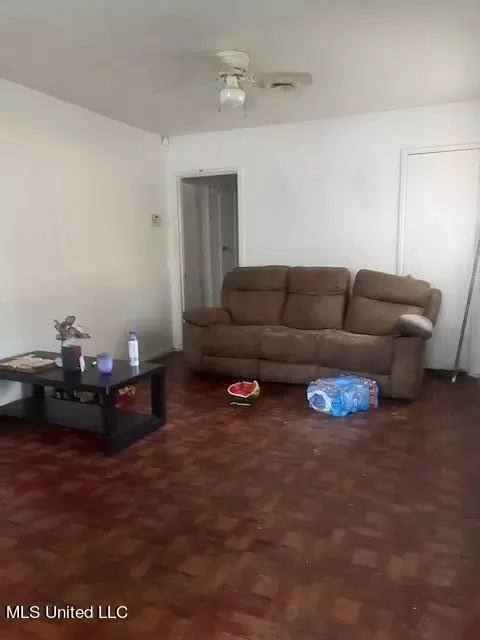 Living - 355 Queen Catherine Ln, Jackson, MS 39209 photo 1 of 1