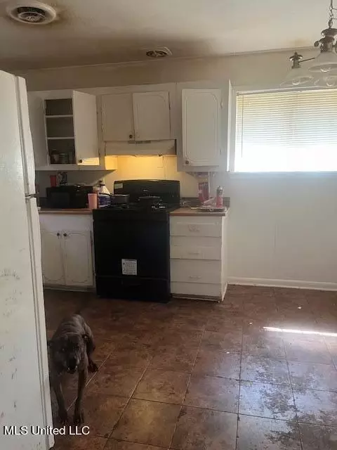 Kitchen - 355 Queen Catherine Ln, Jackson, MS 39209 photo 1 of 1