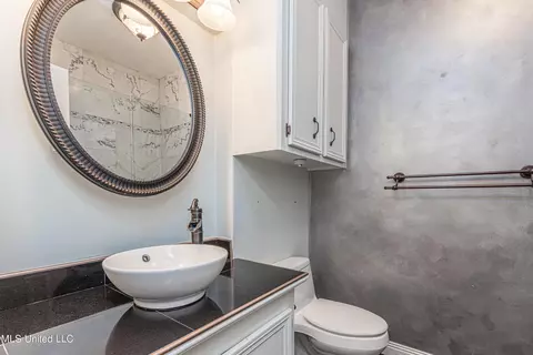 Bath - 211 Cherry Dr, Brandon, MS 39042 photo 7 of 8
