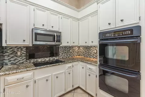 Kitchen - 211 Cherry Dr, Brandon, MS 39042 photo 3 of 5