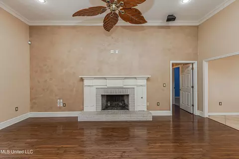 Living - 211 Cherry Dr, Brandon, MS 39042 photo 2 of 5