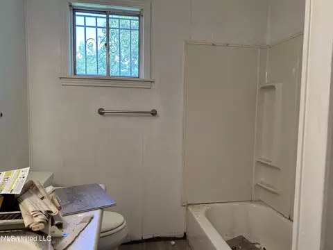 Bath - 334 Savanna St, Jackson, MS 39212 photo 1 of 3