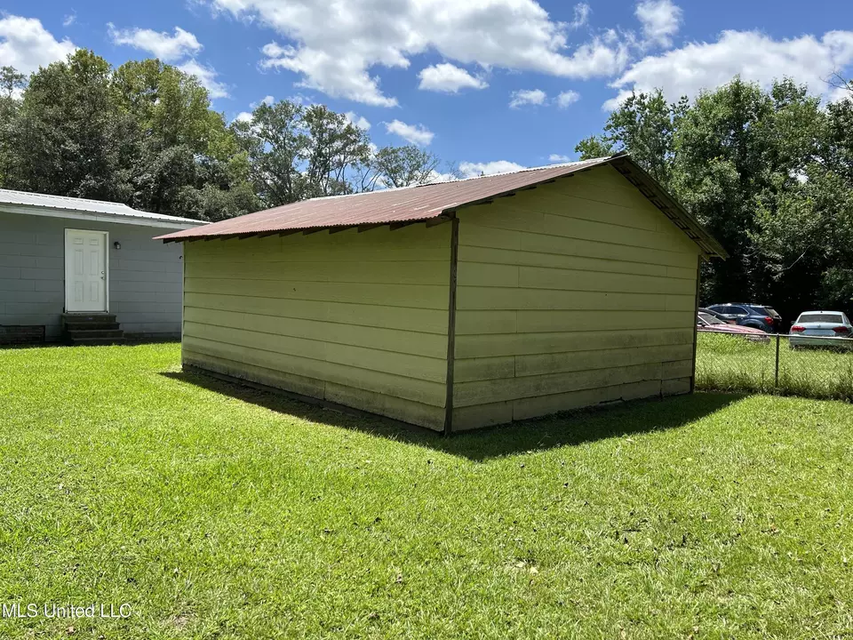 Exterior - 334 Savanna St, Jackson, MS 39212 photo 4 of 7