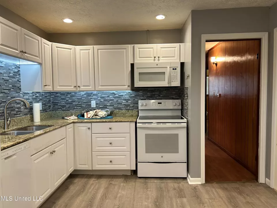 Kitchen - 334 Savanna St, Jackson, MS 39212 photo 2 of 2