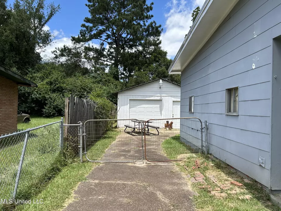 Exterior - 334 Savanna St, Jackson, MS 39212 photo 2 of 7