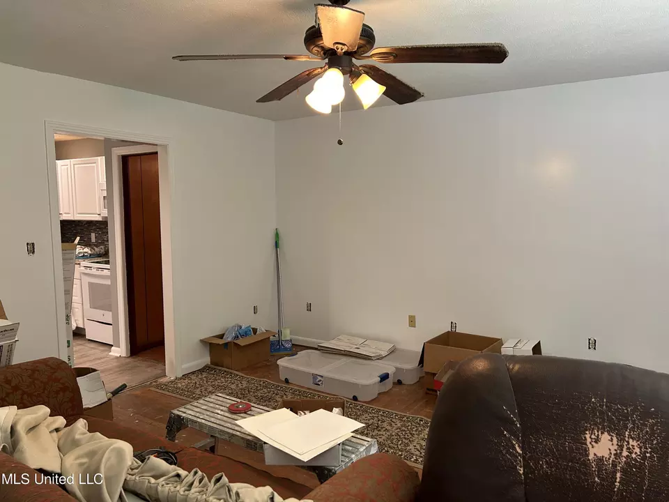 Living - 334 Savanna St, Jackson, MS 39212 photo 2 of 2
