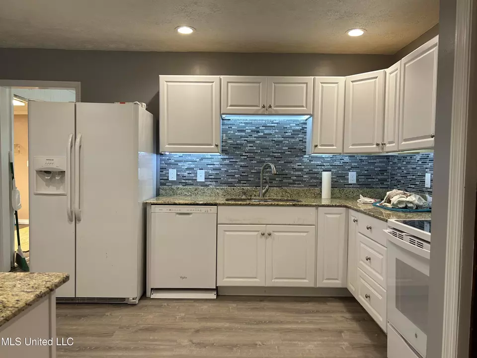Kitchen - 334 Savanna St, Jackson, MS 39212 photo 1 of 2