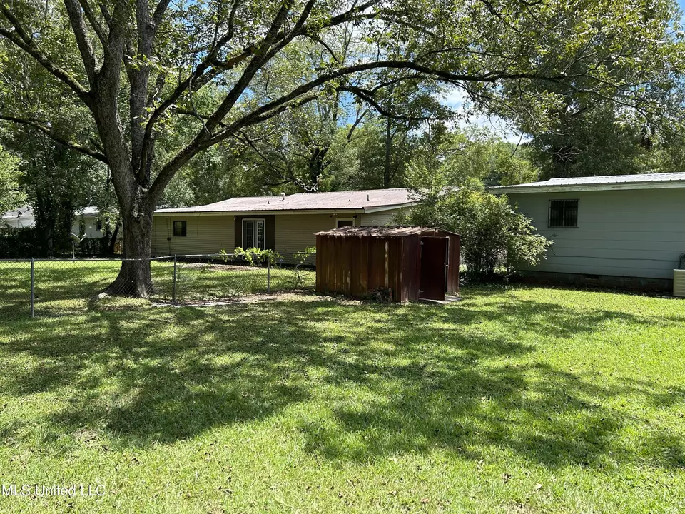 Exterior - 334 Savanna St, Jackson, MS 39212 photo 5 of 7