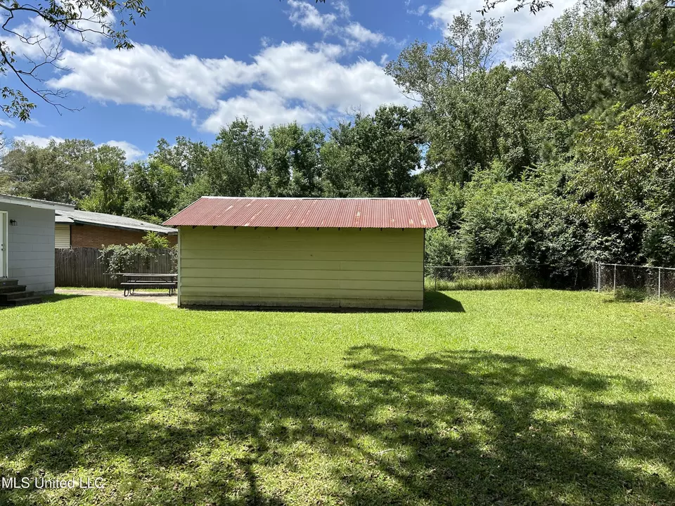 Exterior - 334 Savanna St, Jackson, MS 39212 photo 6 of 7