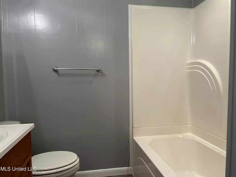 Bath - 334 Savanna St, Jackson, MS 39212 photo 2 of 3