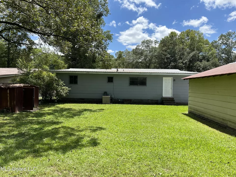 Exterior - 334 Savanna St, Jackson, MS 39212 photo 3 of 7