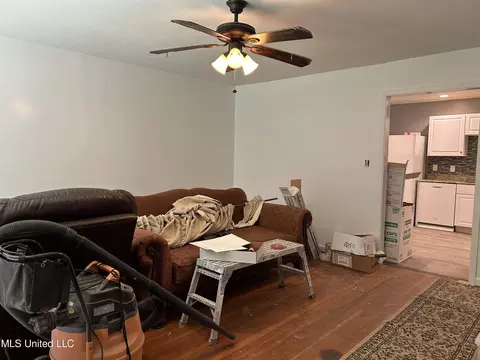 Living - 334 Savanna St, Jackson, MS 39212 photo 1 of 2