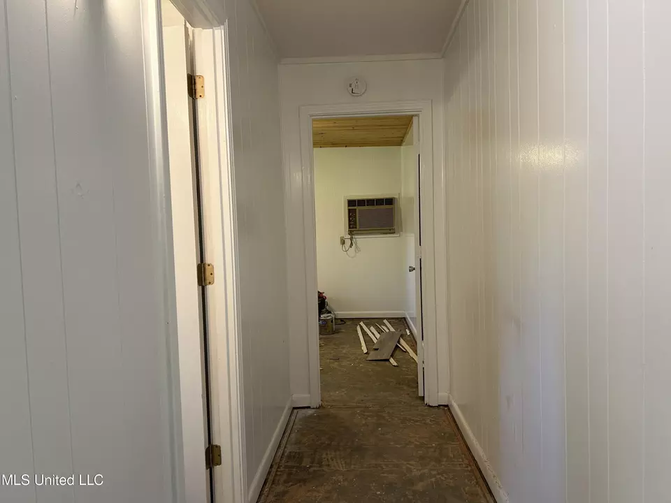 Entry Way - 334 Savanna St, Jackson, MS 39212 photo 3 of 8