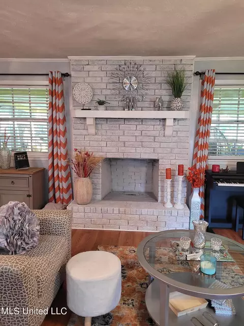 Living - 138 Chestnut Cv, Jackson, MS 39212 photo 3 of 7