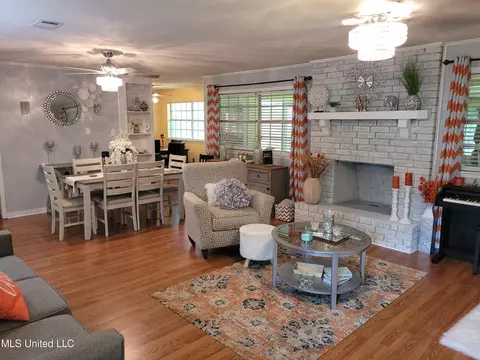 Living - 138 Chestnut Cv, Jackson, MS 39212 photo 2 of 7