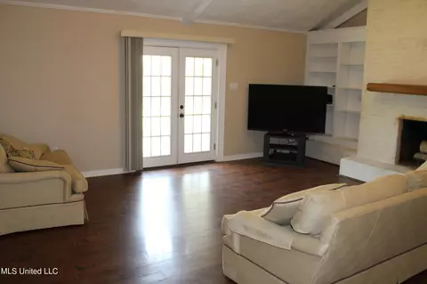 Living - 225 Oak Bnd, Madison, MS 39110 photo 1 of 2