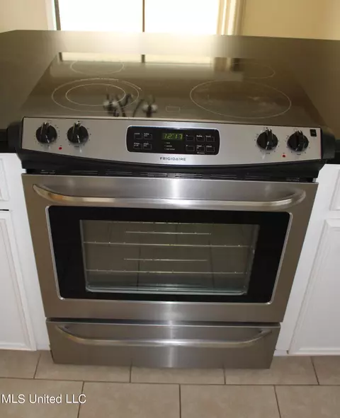 Kitchen - 225 Oak Bnd, Madison, MS 39110 photo 4 of 5