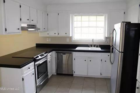 Kitchen - 225 Oak Bnd, Madison, MS 39110 photo 3 of 5