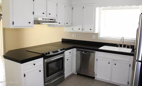 Kitchen - 225 Oak Bnd, Madison, MS 39110 photo 2 of 5