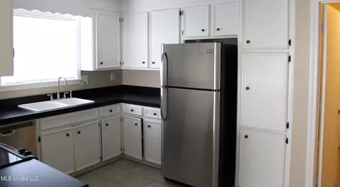 Kitchen - 225 Oak Bnd, Madison, MS 39110 photo 1 of 5