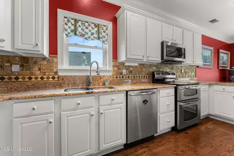 Kitchen - 1240 Lake View Dr, Hernando, MS 38632 photo 3 of 4