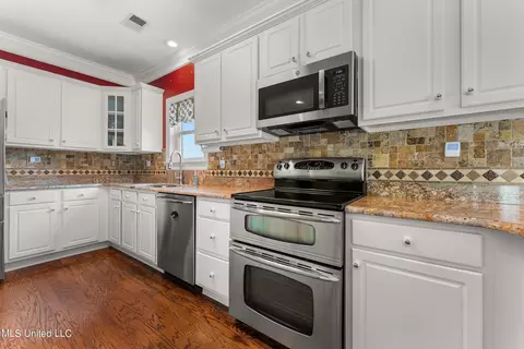 Kitchen - 1240 Lake View Dr, Hernando, MS 38632 photo 4 of 4