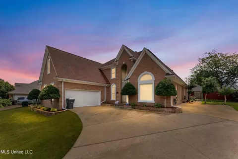 Exterior - 1240 Lake View Dr, Hernando, MS 38632 photo 3 of 6
