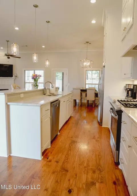 Kitchen - 118 Hampton Trl, Madison, MS 39110 photo 3 of 4